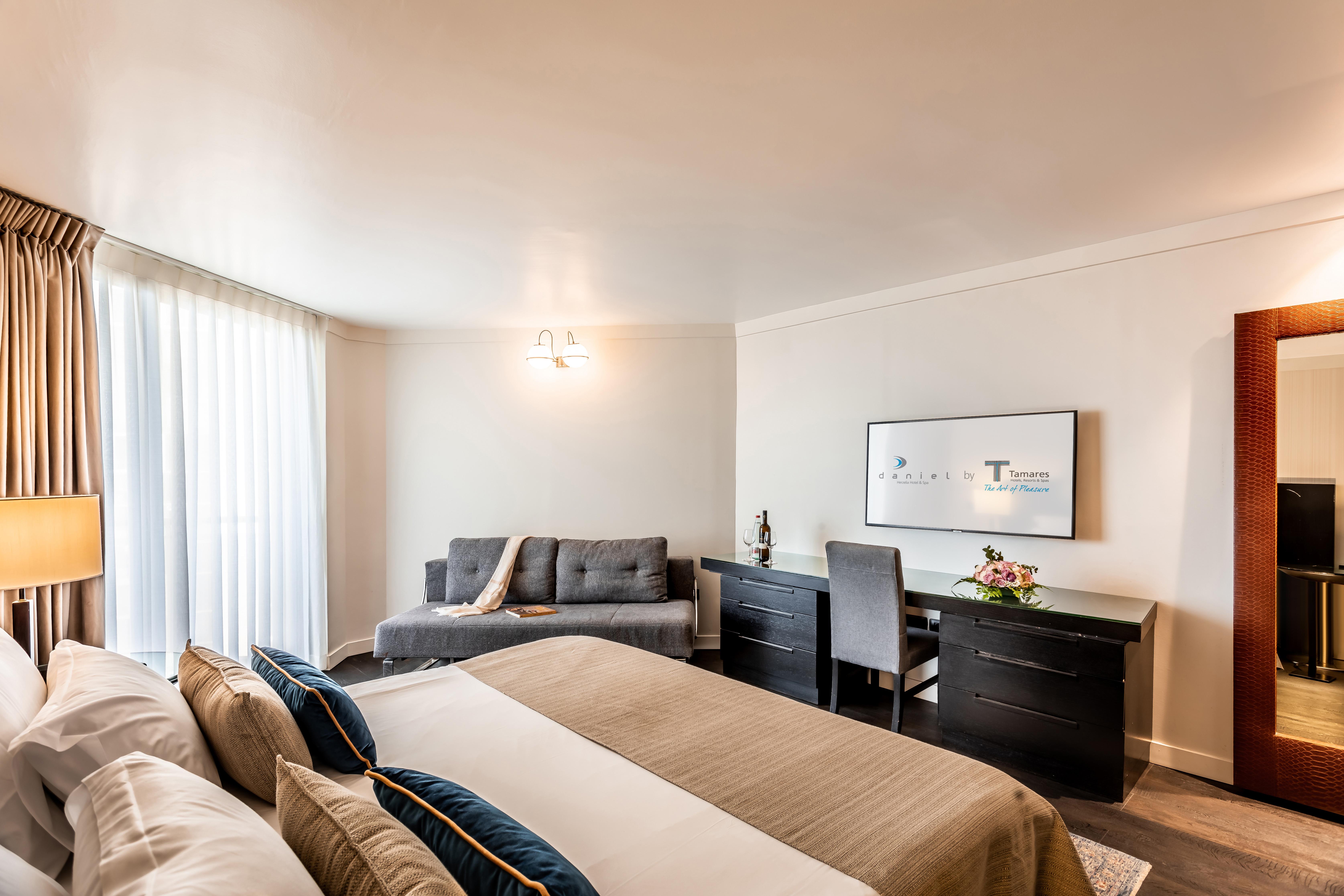 Daniel Herzliya Hotel Exterior photo A room at the hotel