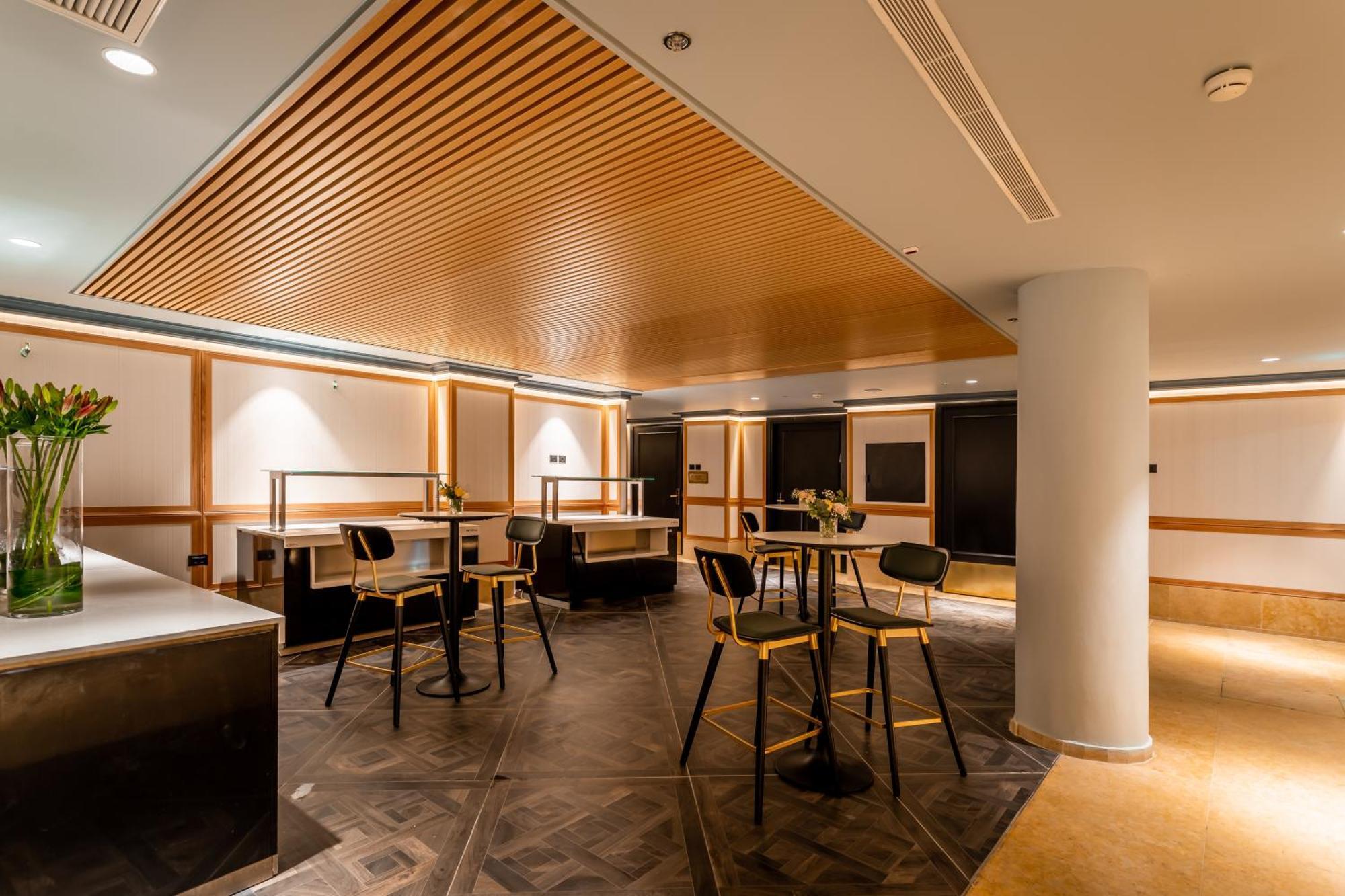 Daniel Herzliya Hotel Exterior photo The lounge at London Heathrow Airport