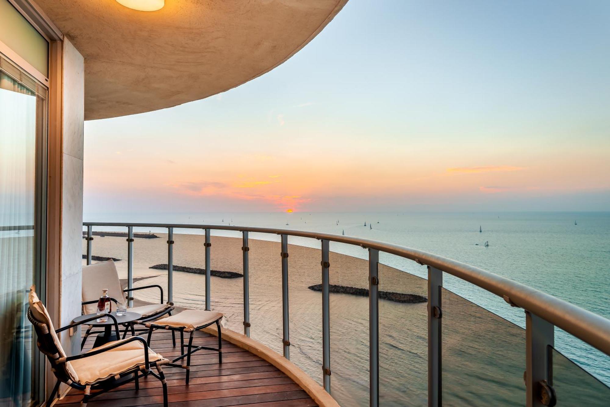 Daniel Herzliya Hotel Exterior photo A balcony in a residential building