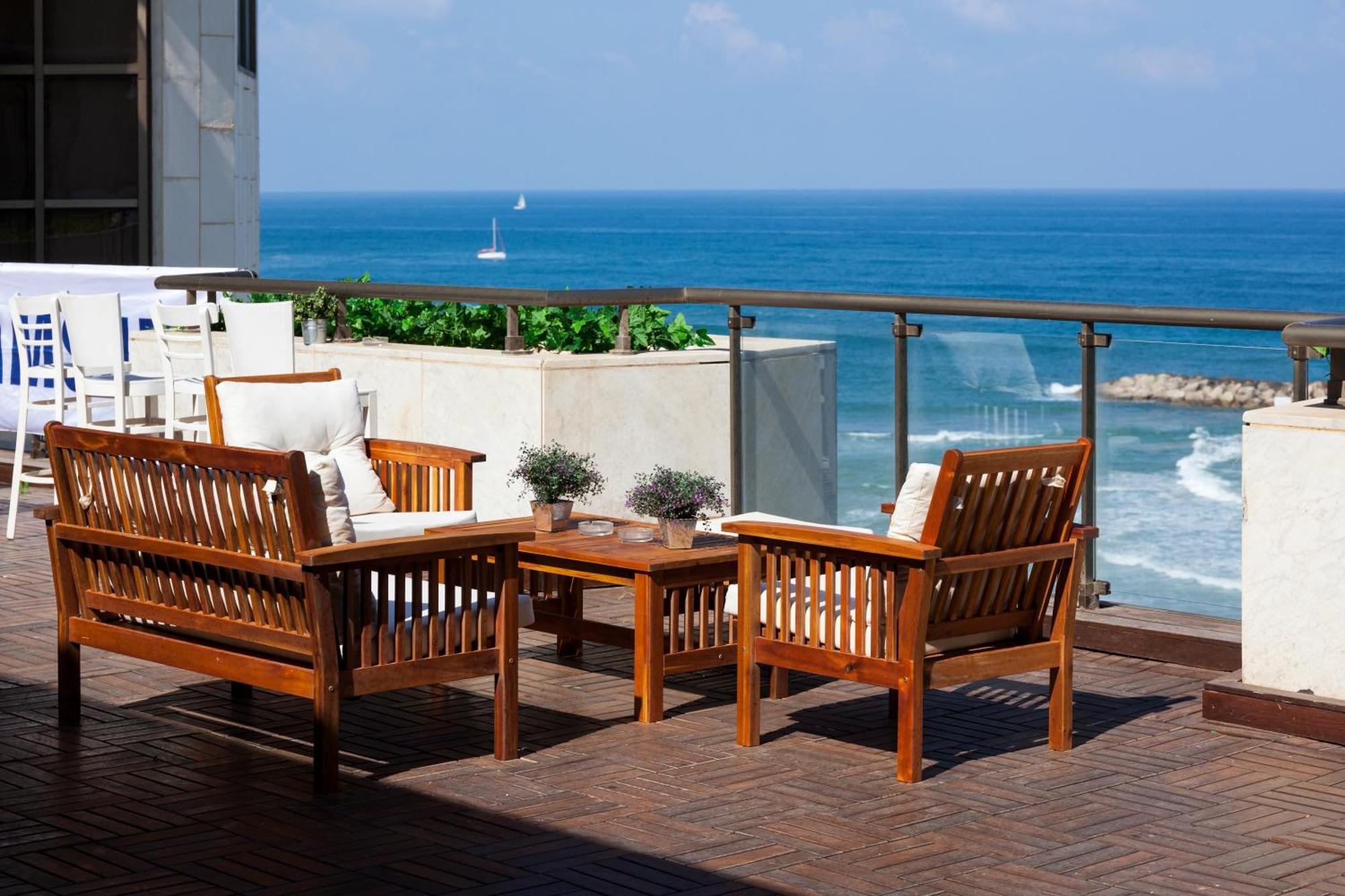 Daniel Herzliya Hotel Exterior photo A balcony
