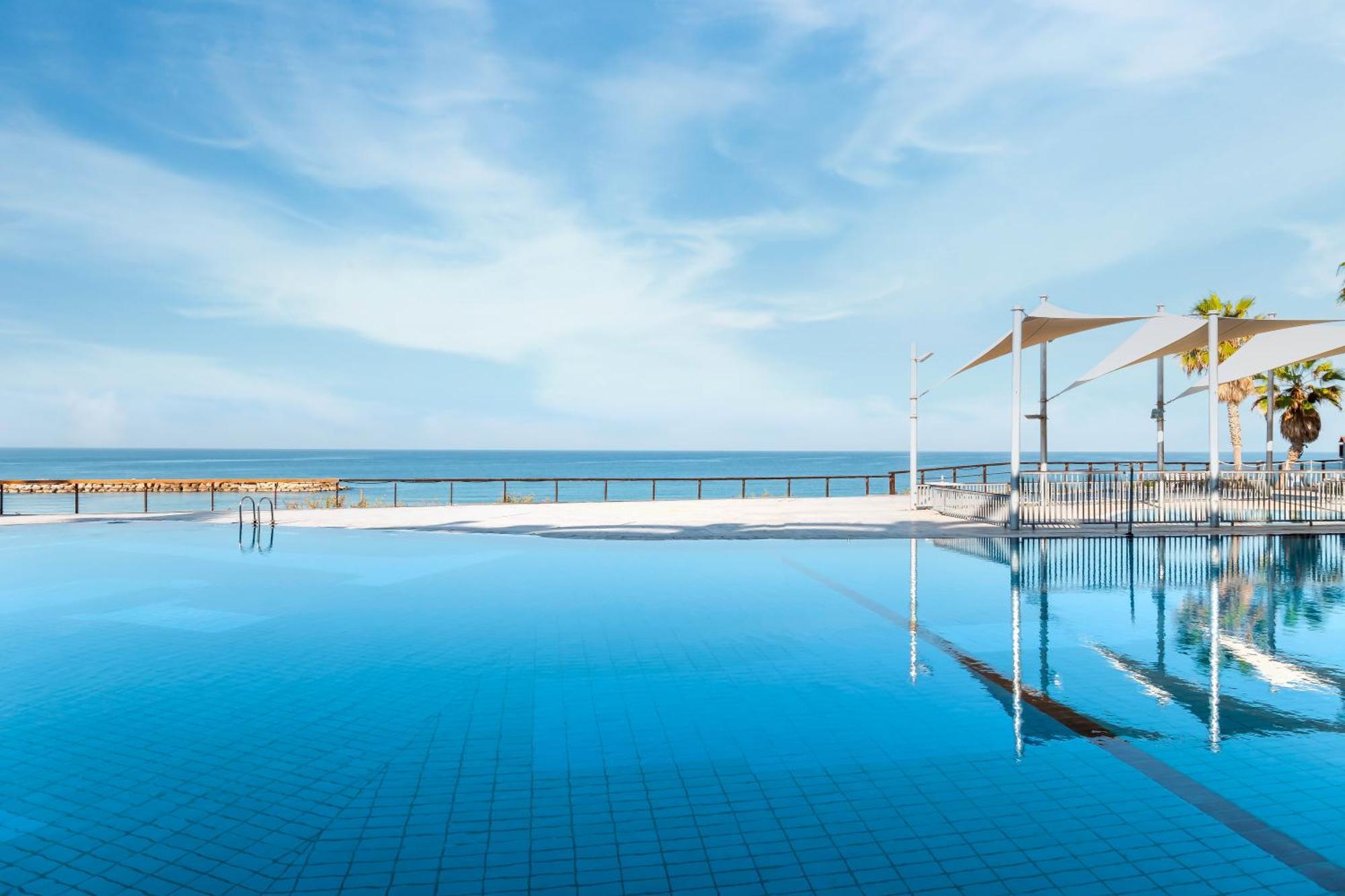 Daniel Herzliya Hotel Exterior photo Infinity pool at the hotel